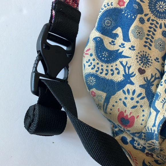 Kavu women’s sling pack with matching Wallet - Picture 3 of 16